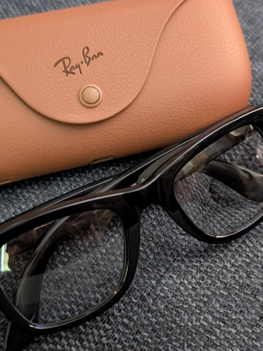 Ray-Ban Meta 2nd Gen Glasses w/ Transition Lenses, Charging Brown Leather Case - Picture 4 of 5